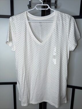GAP White Tee with Small Black Dot Pattern Size Large/G Deep Front V-Neck